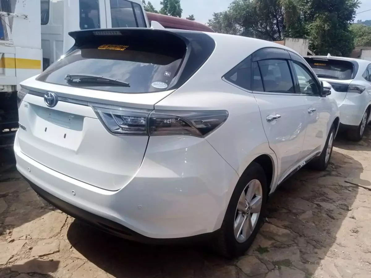 Toyota Harrier   - 2016