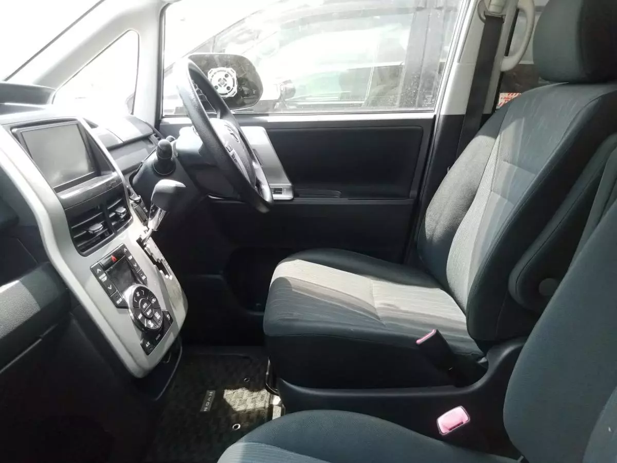 Toyota Noah   - 2011