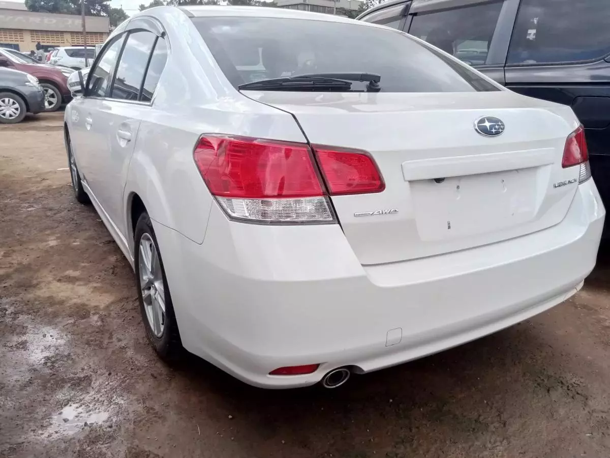 Subaru Legacy   - 2010