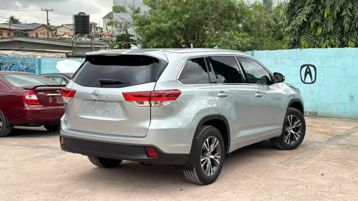 Toyota Highlander   - 2016