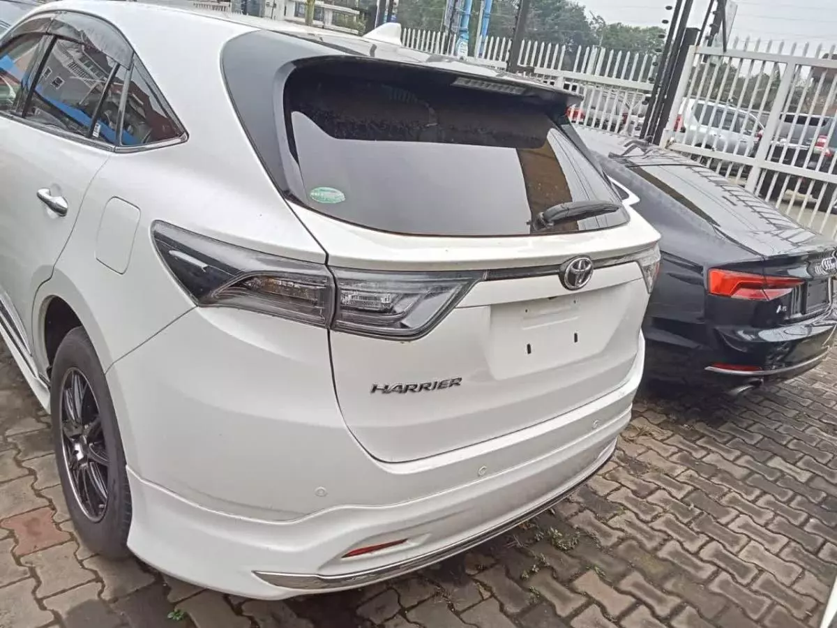 Toyota Harrier   - 2016