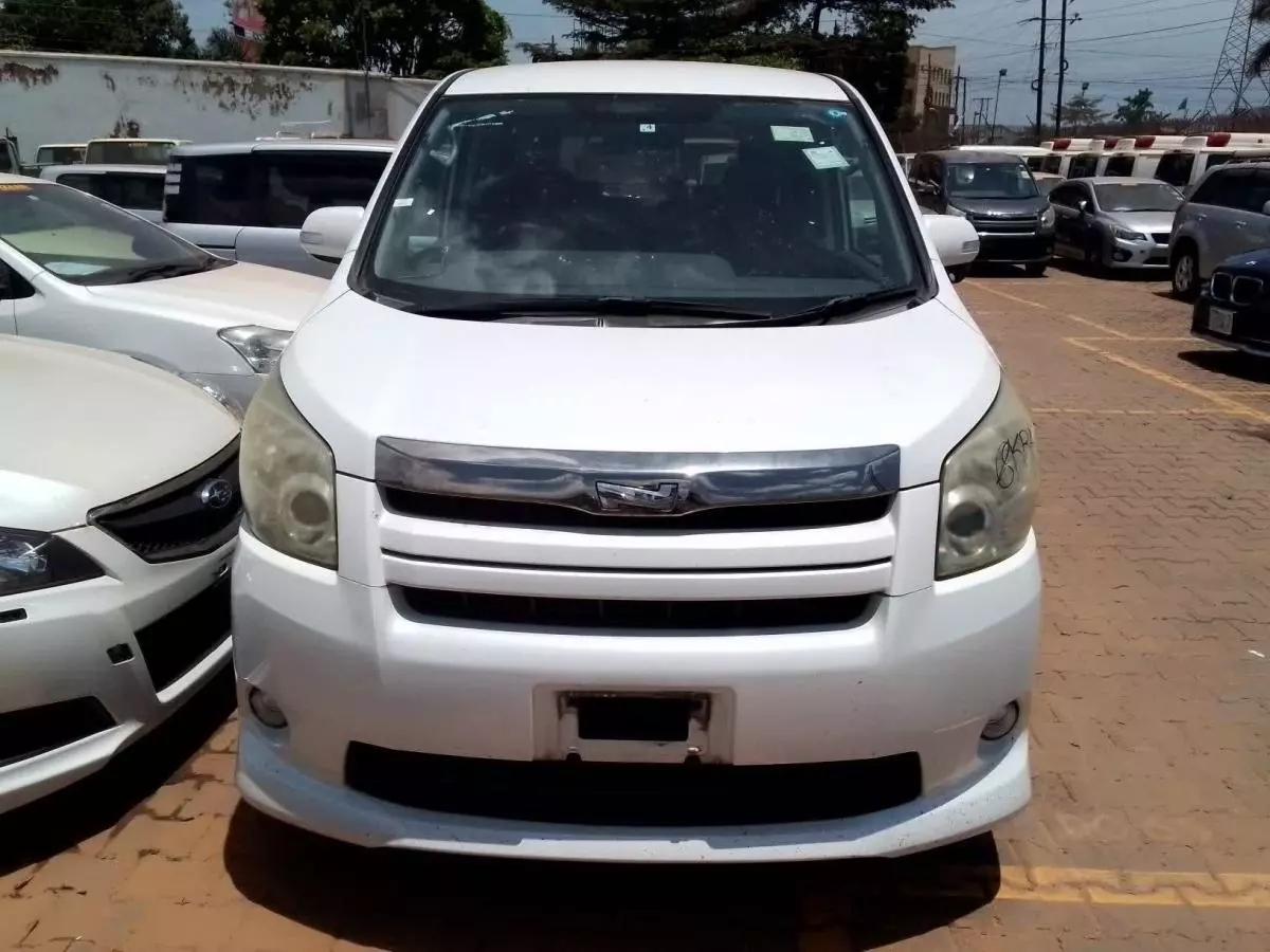 Toyota Noah   - 2010