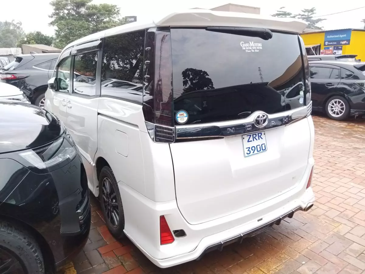 Toyota Noah   - 2014