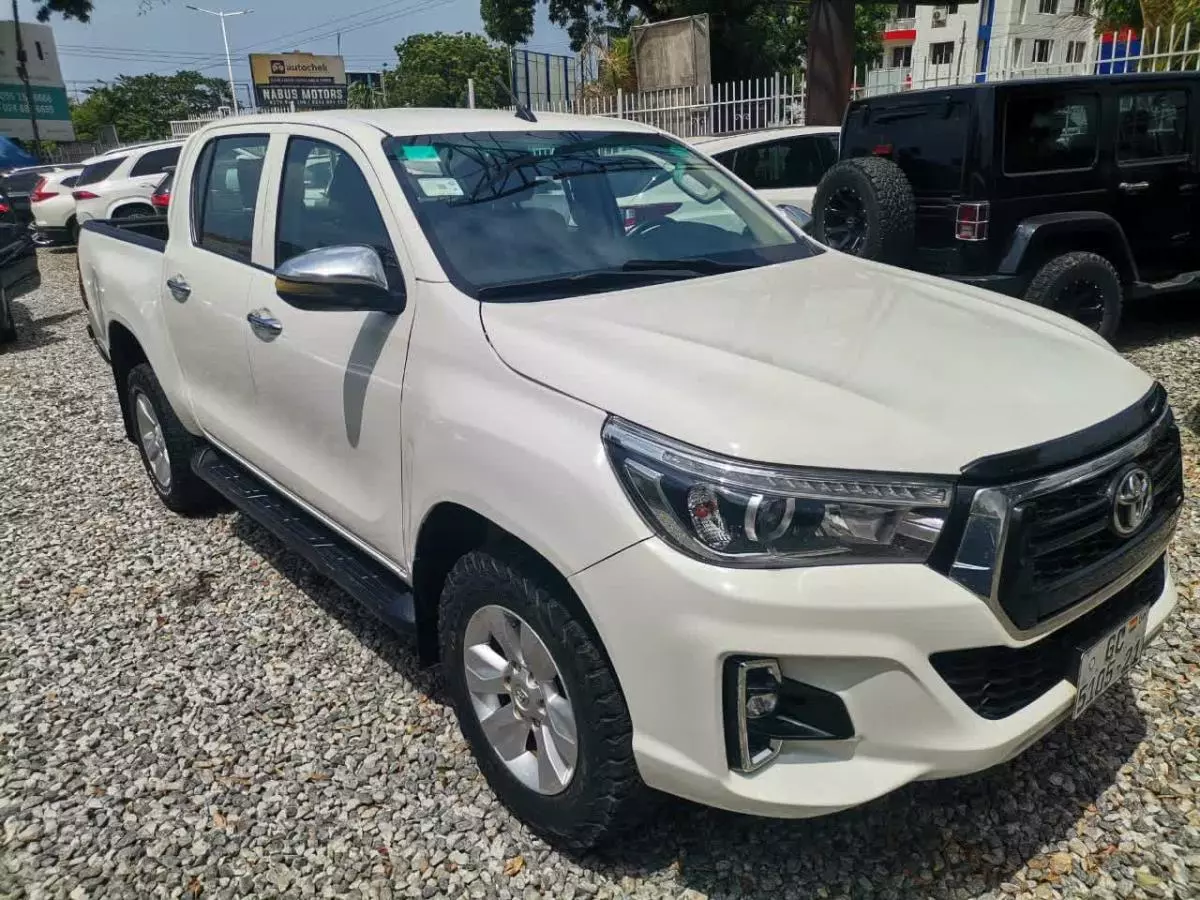 Toyota Hilux   - 2021