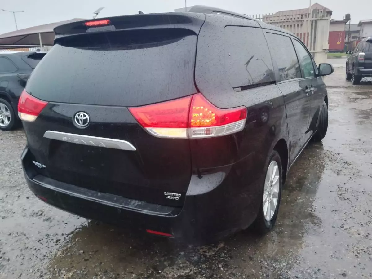 Toyota Sienna   - 2011