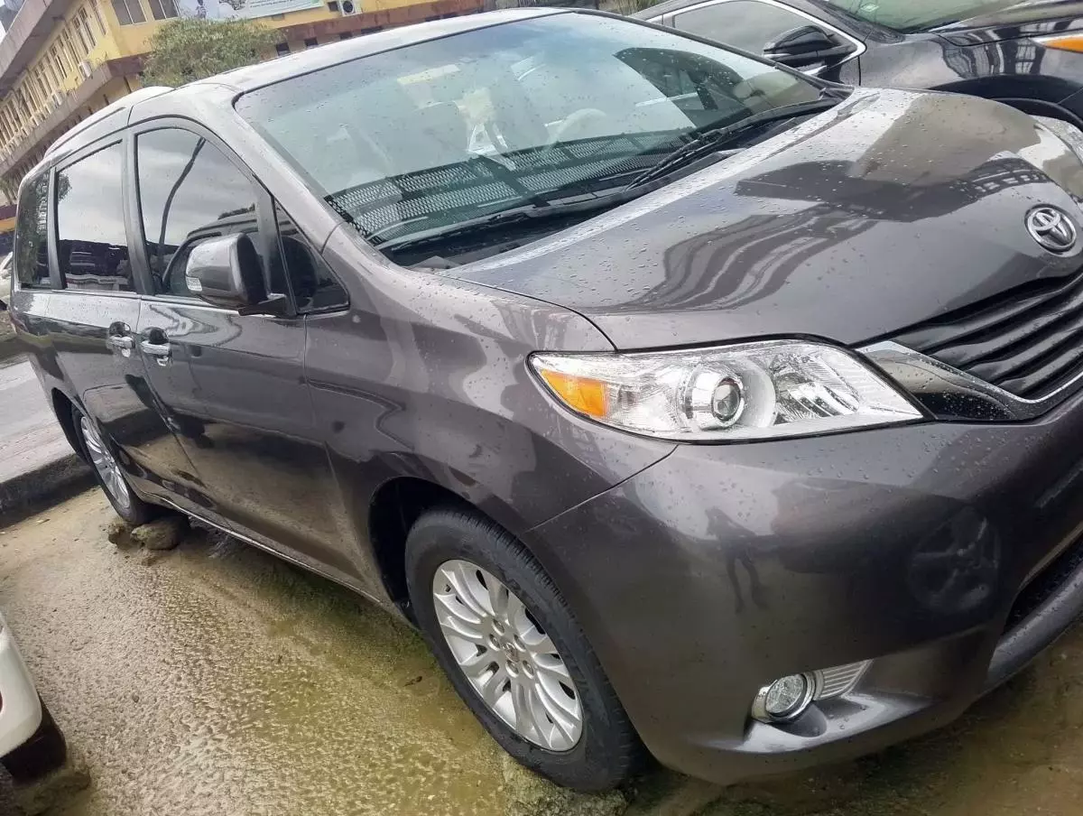 Toyota Sienna   - 2013