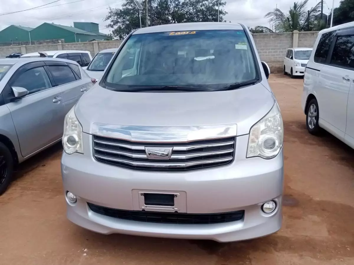 Toyota Noah   - 2011