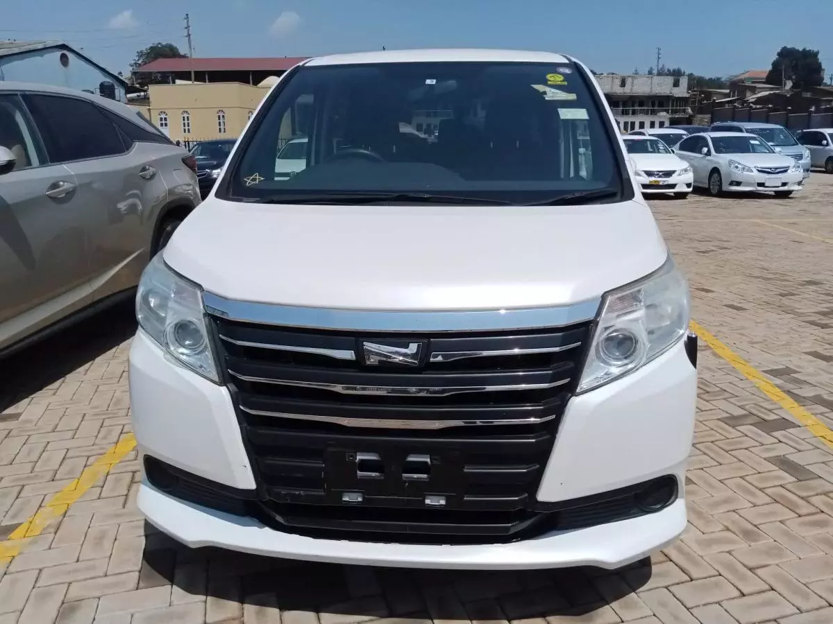 Toyota Noah   - 2015