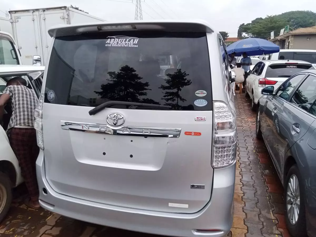 Toyota Noah   - 2012