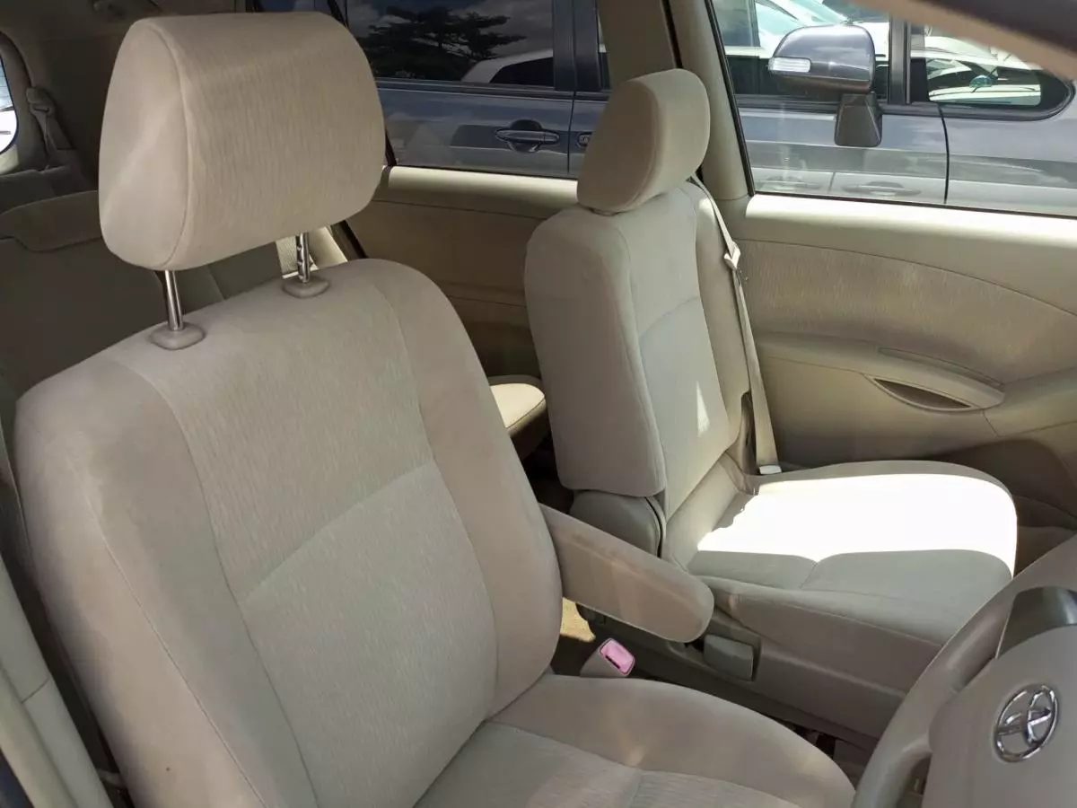 Toyota Isis  - 2008