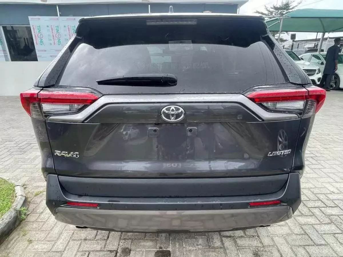 Toyota RAV 4   - 2019