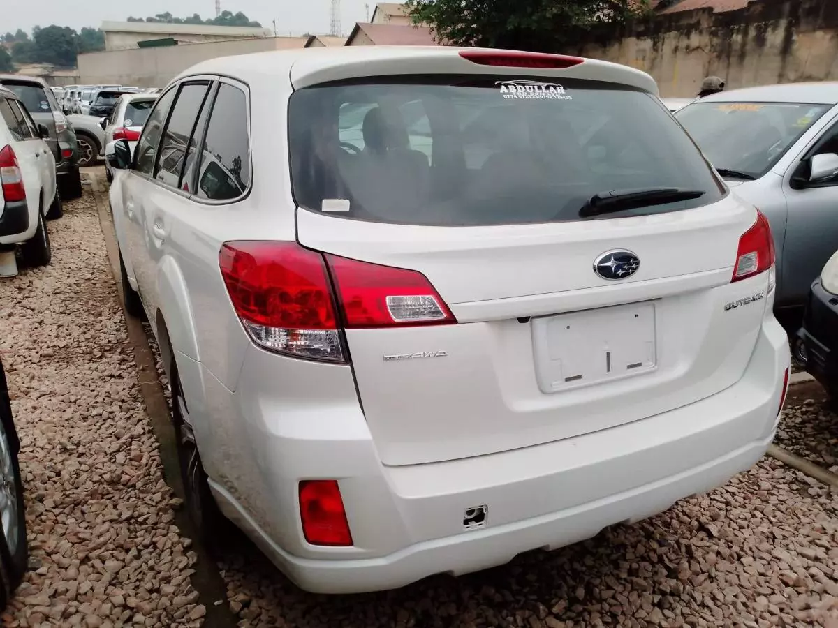 Subaru Outback   - 2010