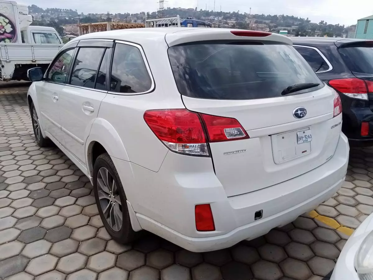 Subaru Outback   - 2011