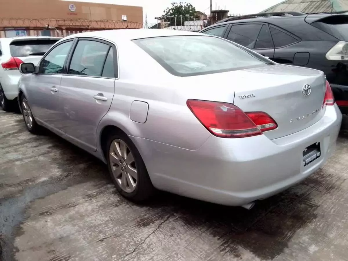 Toyota Avalon   - 2006