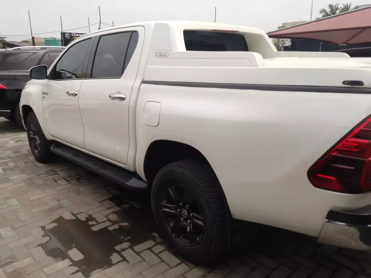 Toyota Hilux   - 2021