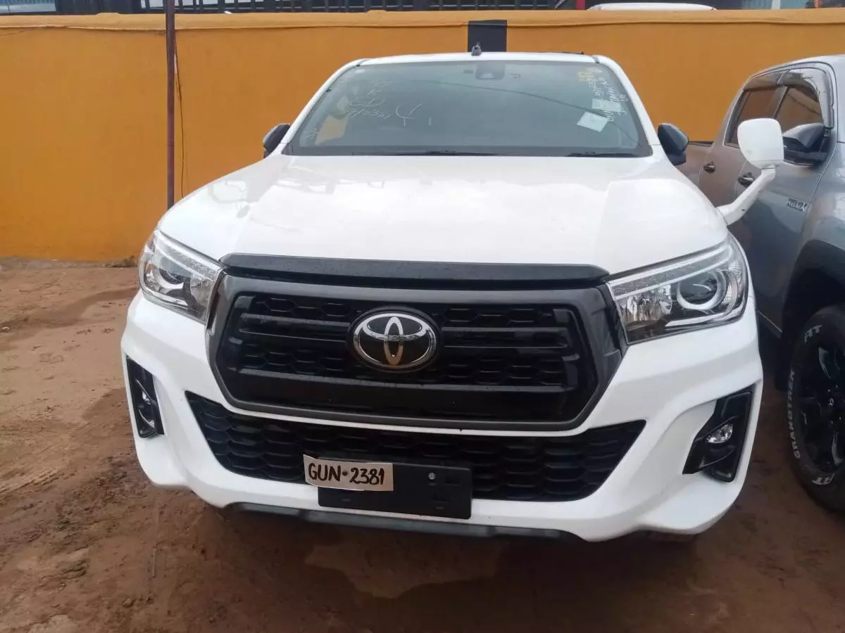 Toyota Hilux   - 2019