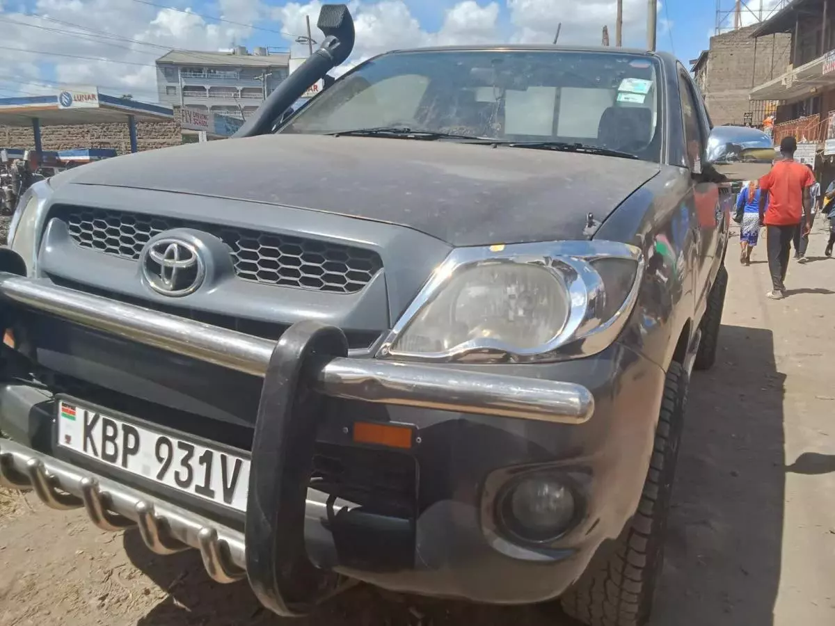 Toyota Hilux   - 2011