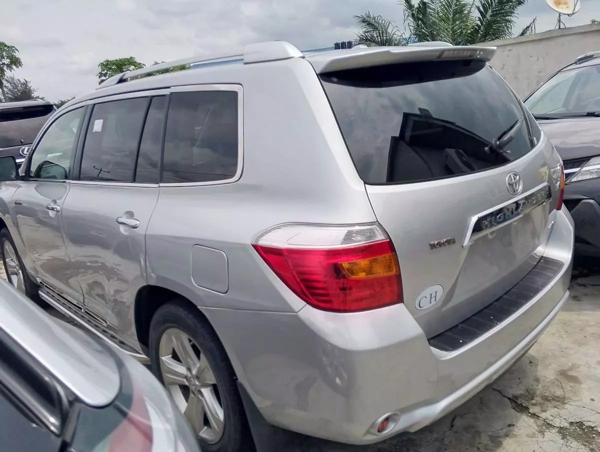 Toyota Highlander   - 2010