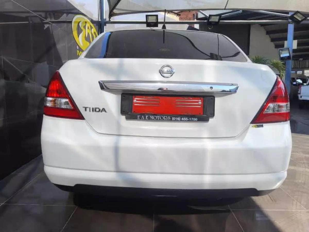 Nissan Tiida   - 2015