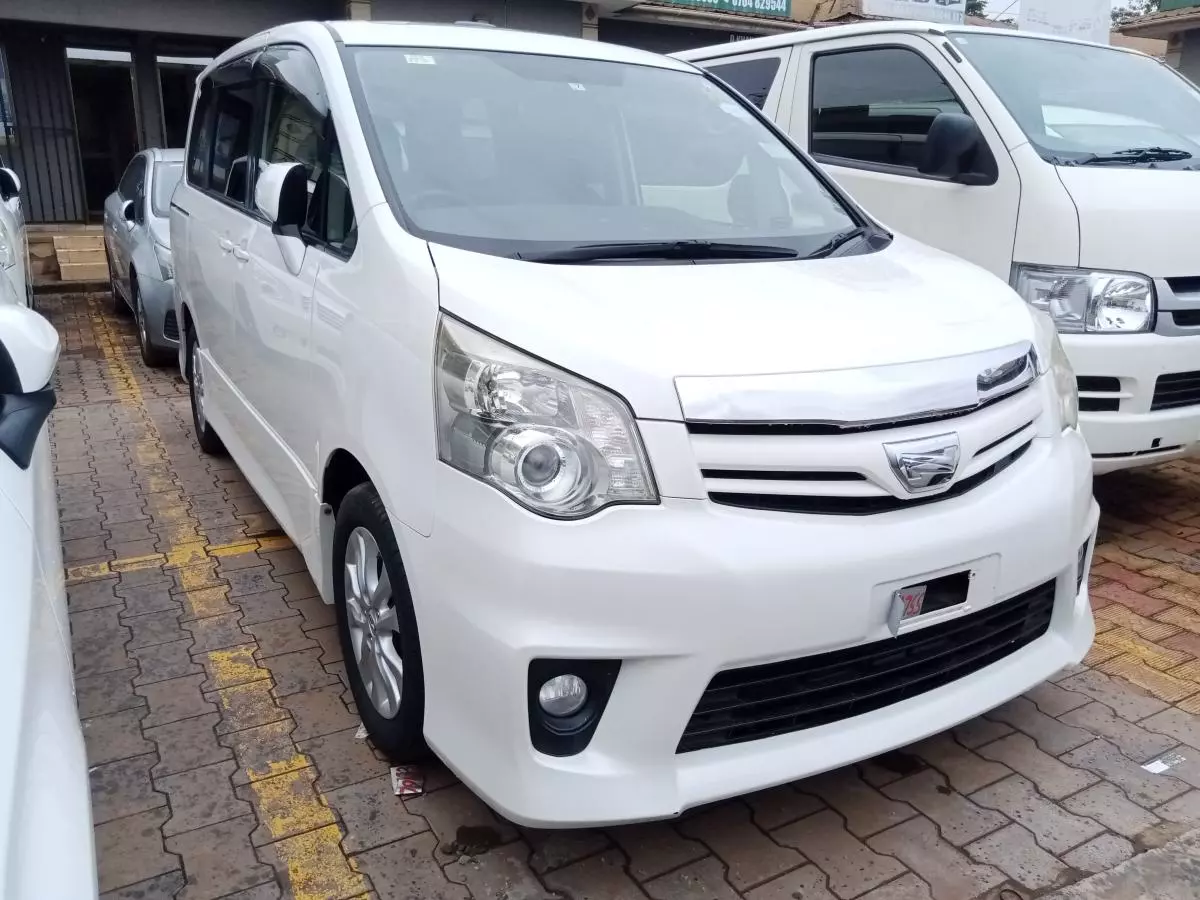 Toyota Noah   - 2012