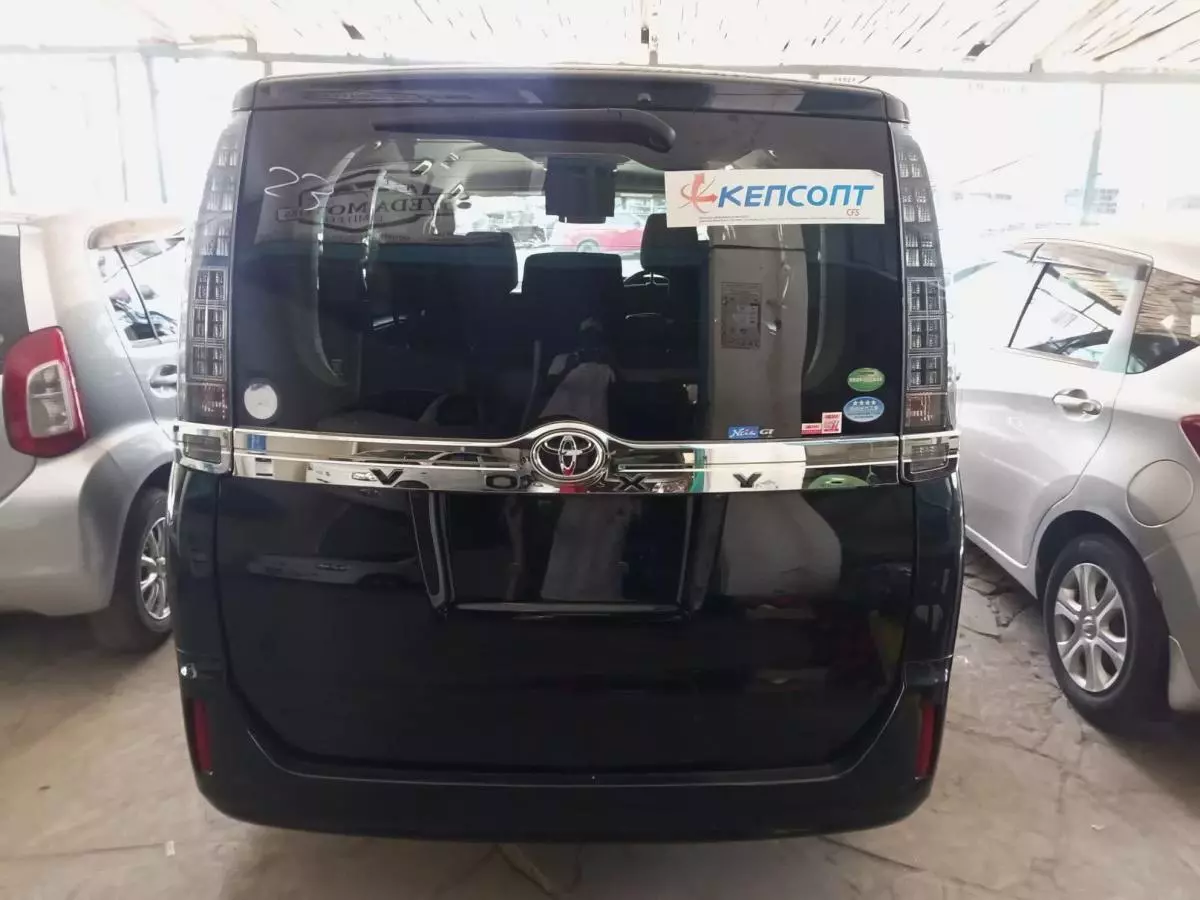 Toyota Voxy  - 2016