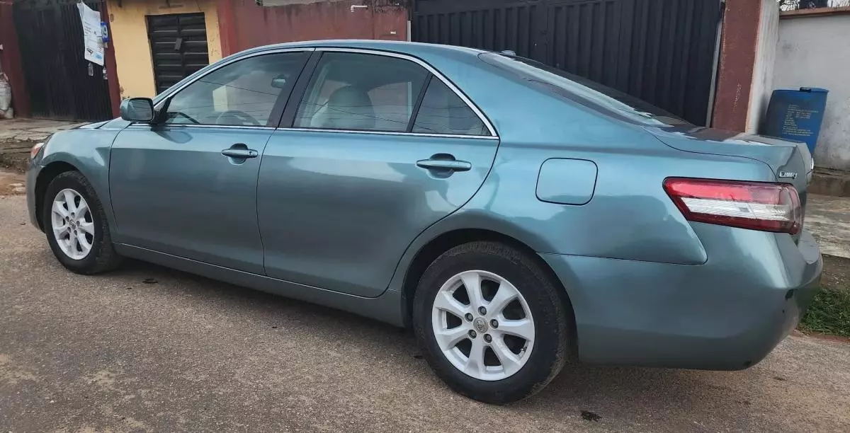 Toyota Camry   - 2010