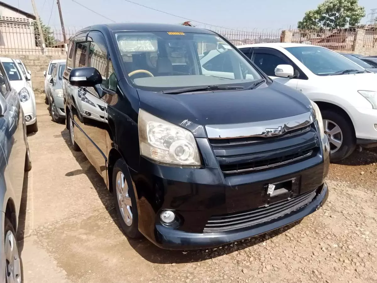 Toyota Noah   - 2010