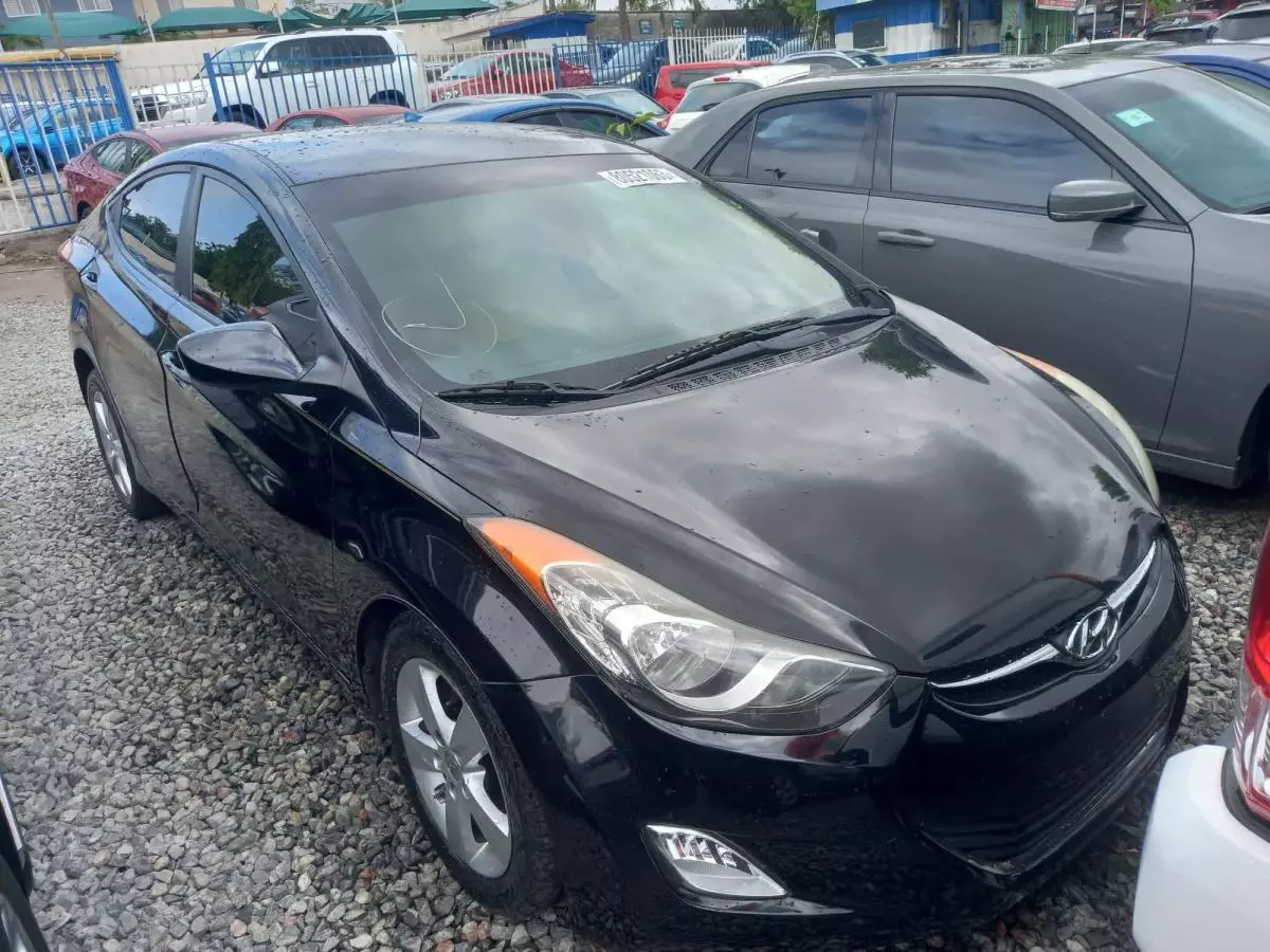 Hyundai Elantra   - 2012