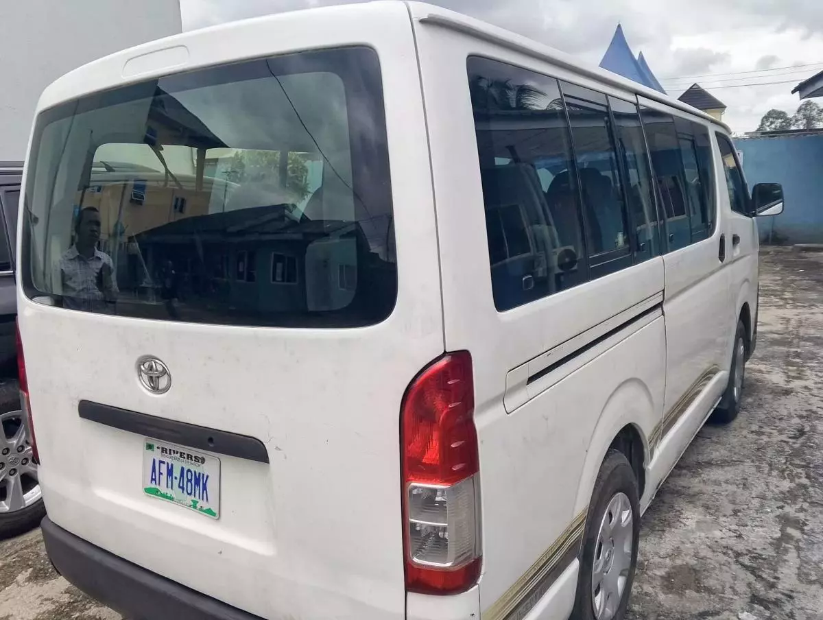 Toyota Hiace   - 2012