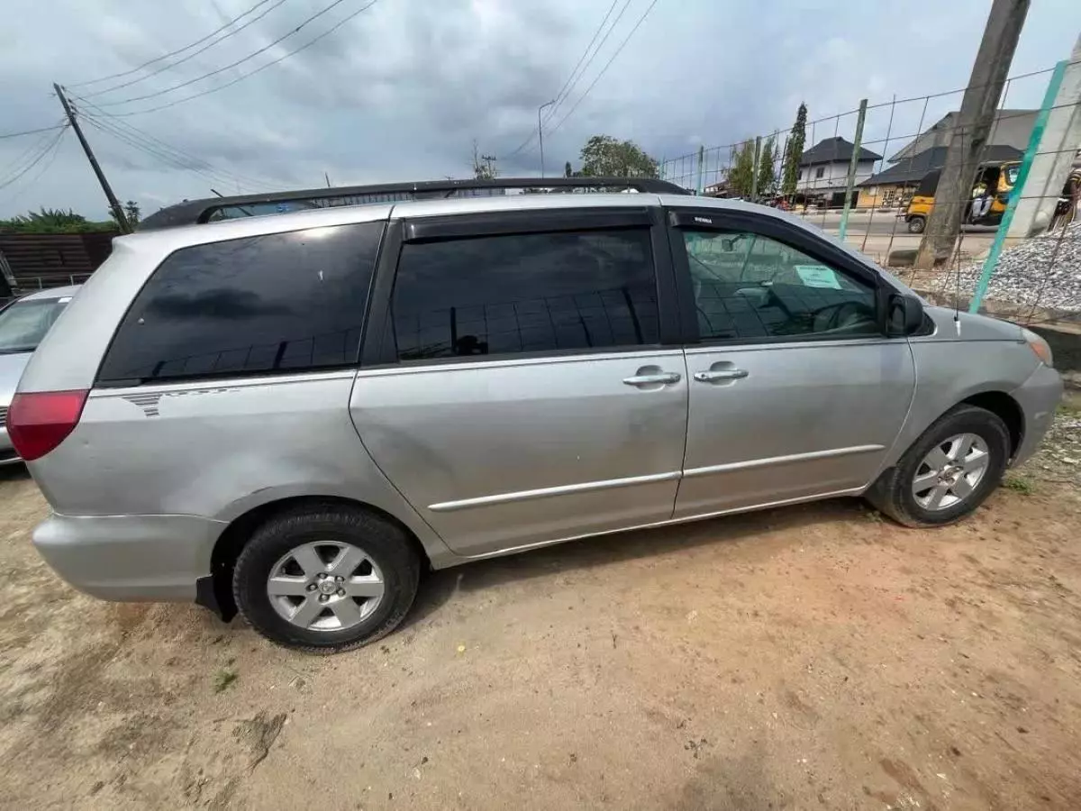 Toyota Sienna   - 2004