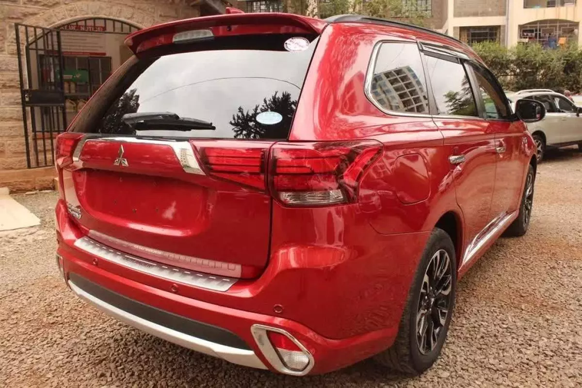 Mitsubishi Outlander hybrid  - 2016