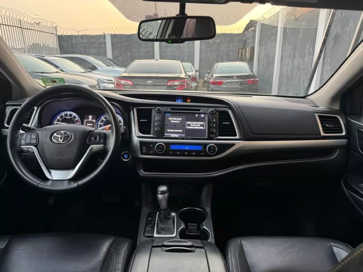 Toyota Highlander   - 2016