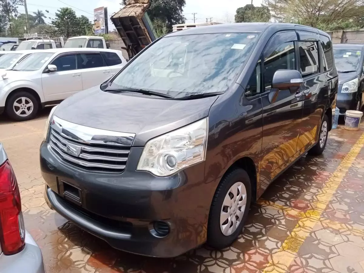 Toyota Noah   - 2009