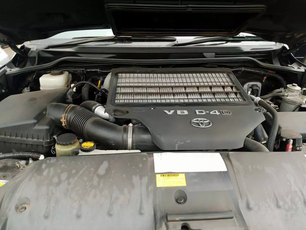 Toyota Landcruiser  V8   - 2014