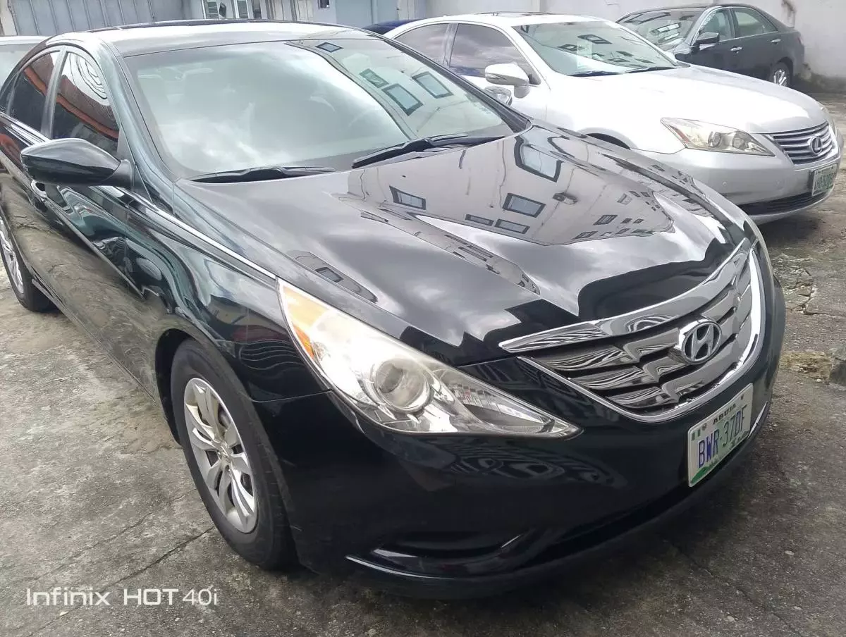 Hyundai Sonata   - 2011