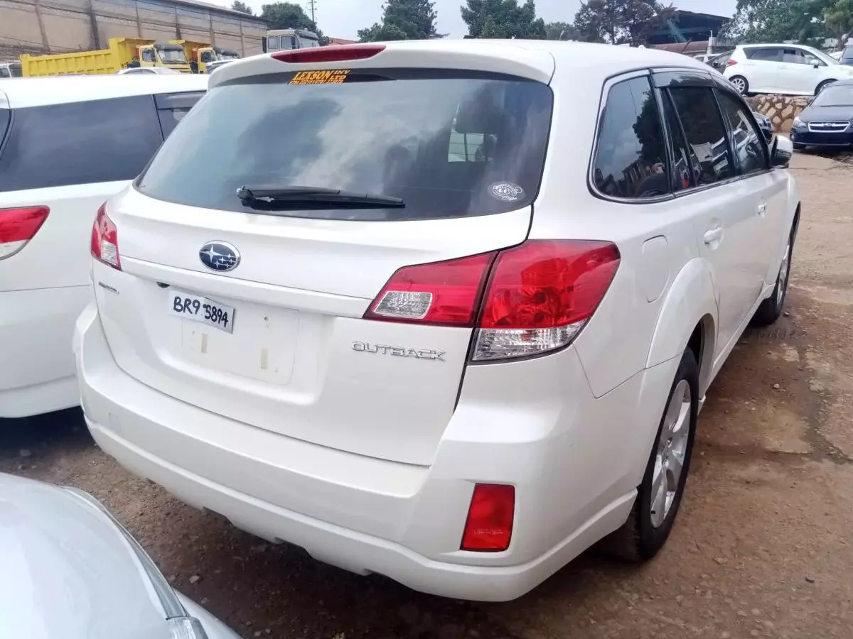 Subaru Outback   - 2011