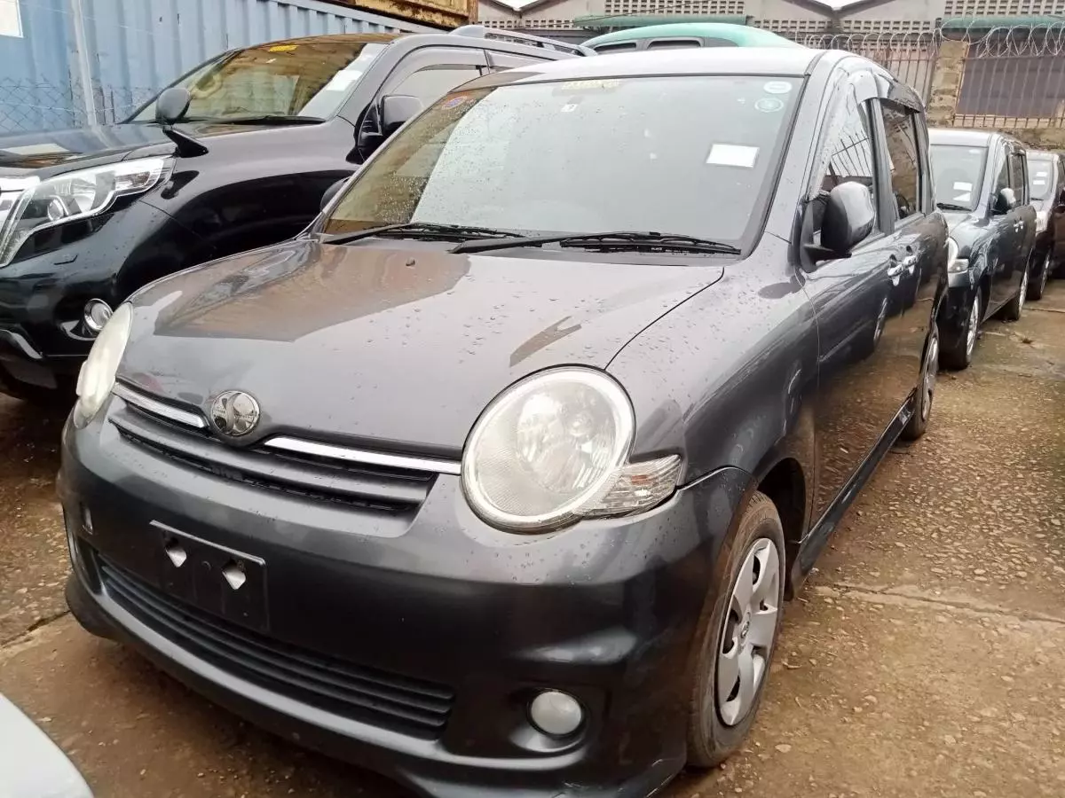 Toyota Sienta   - 2009