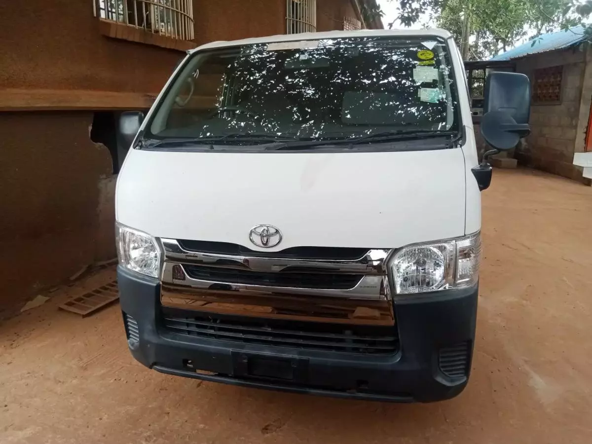 Toyota Hiace   - 2011