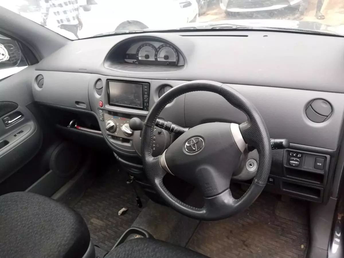 Toyota Sienta   - 2012