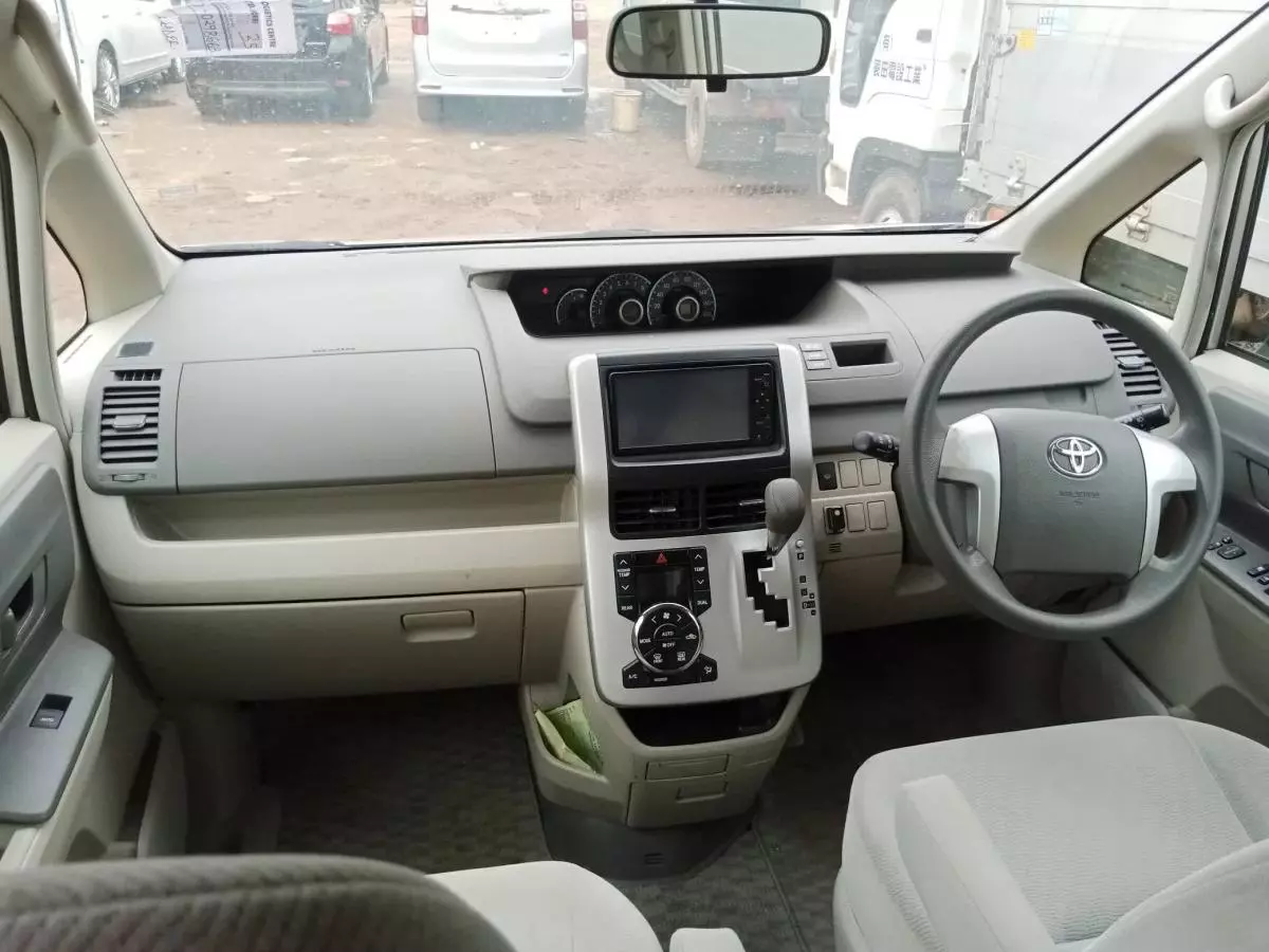 Toyota Noah   - 2010