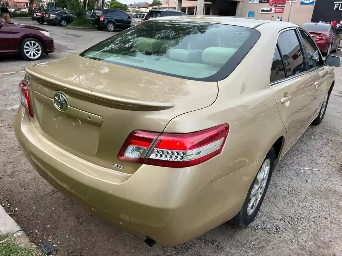 Toyota Camry   - 2011