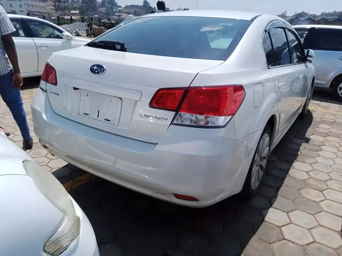 Subaru Legacy   - 2010