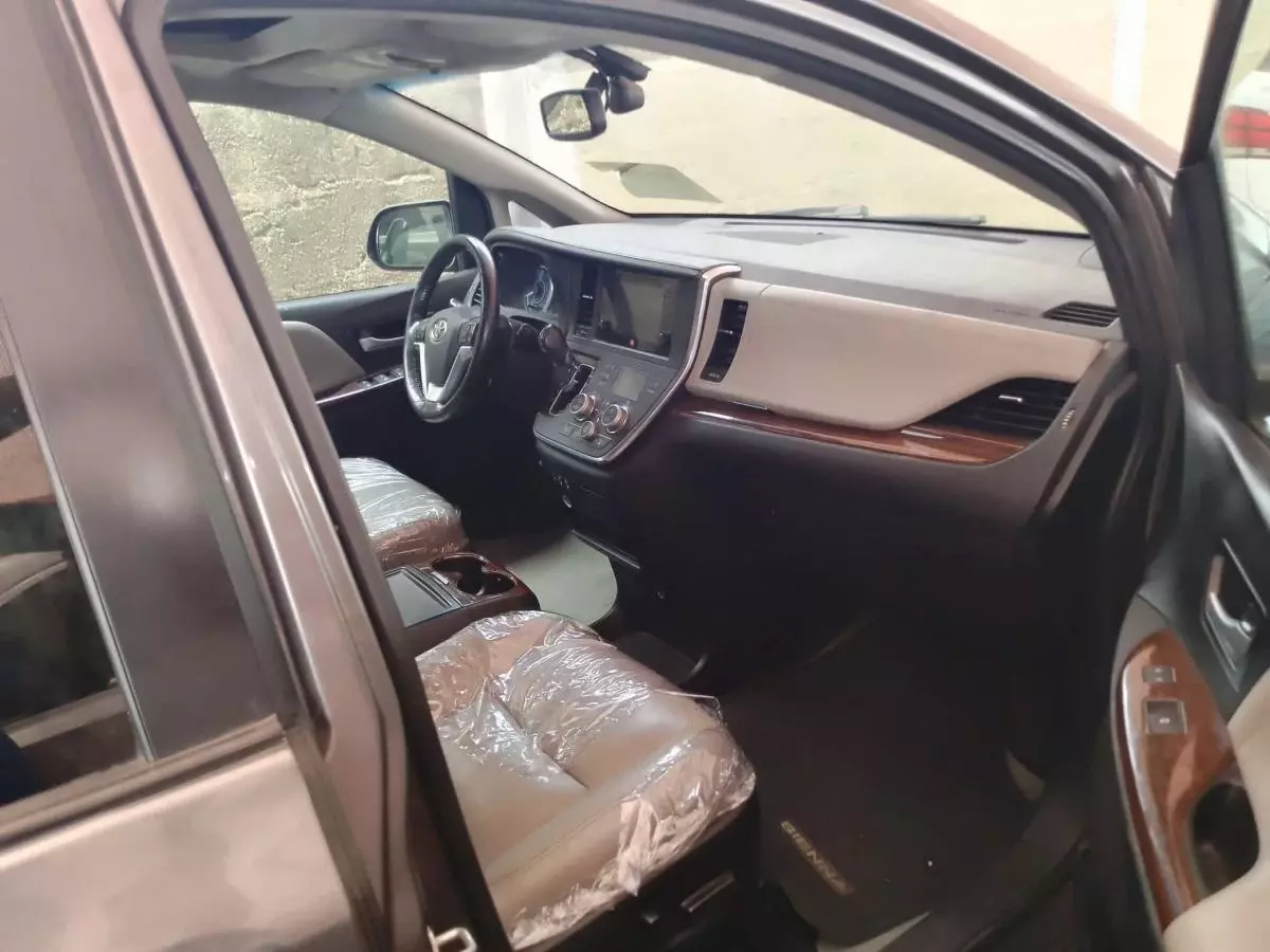 Toyota Sienna   - 2015
