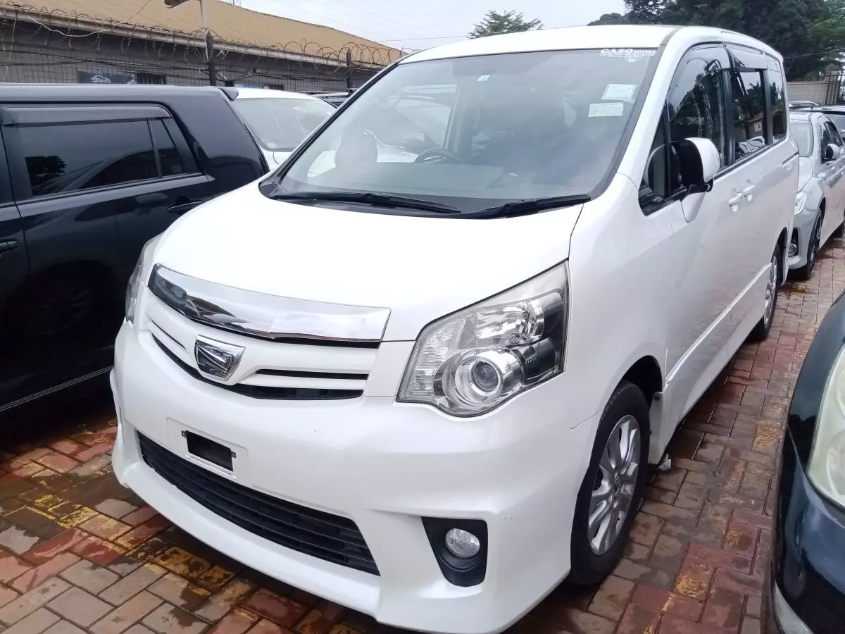 Toyota Noah   - 2012