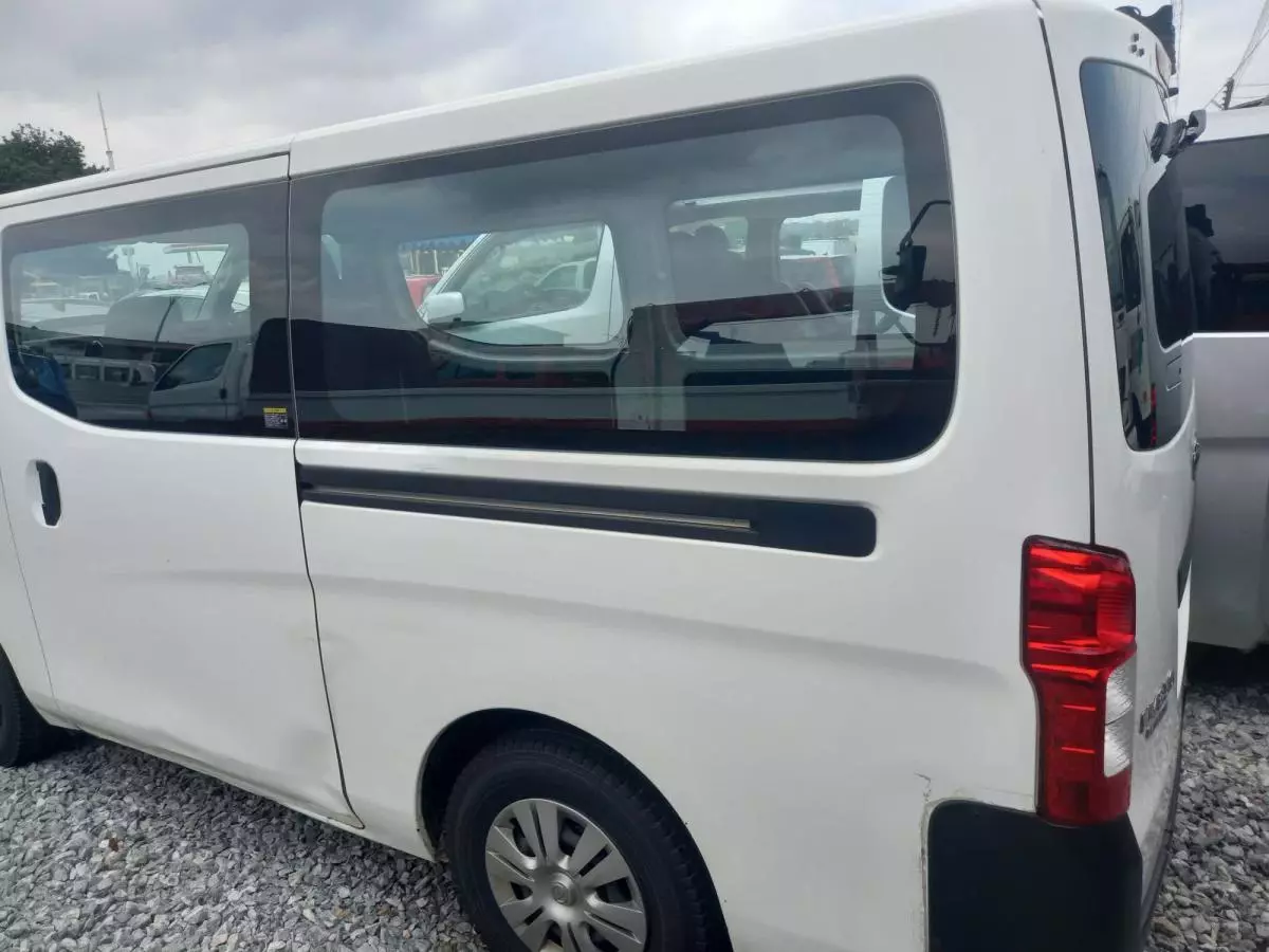 Nissan Caravan    - 2011