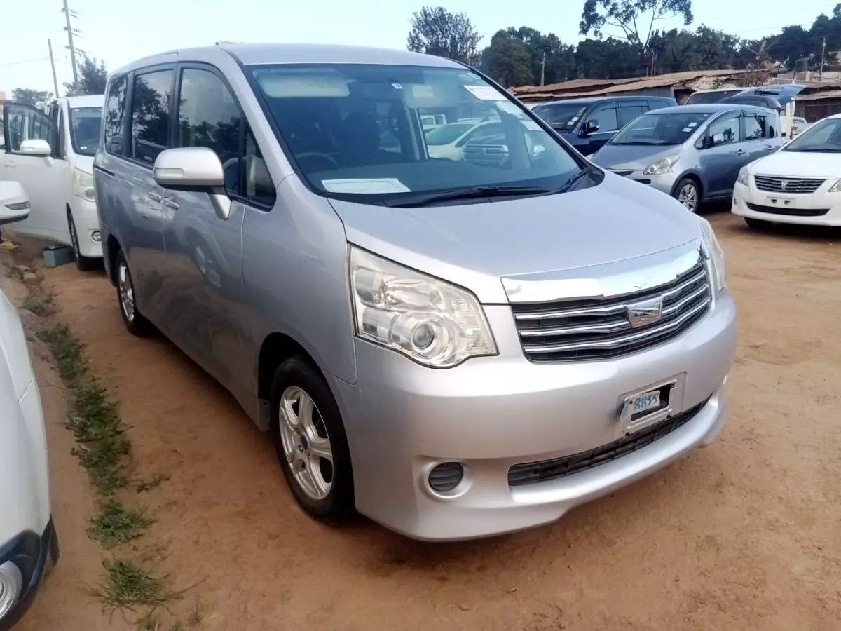 Toyota Noah   - 2011