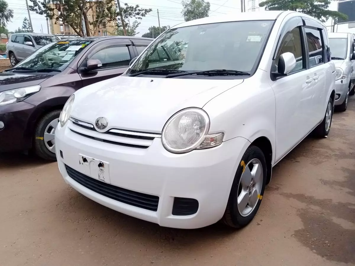 Toyota Sienta   - 2009