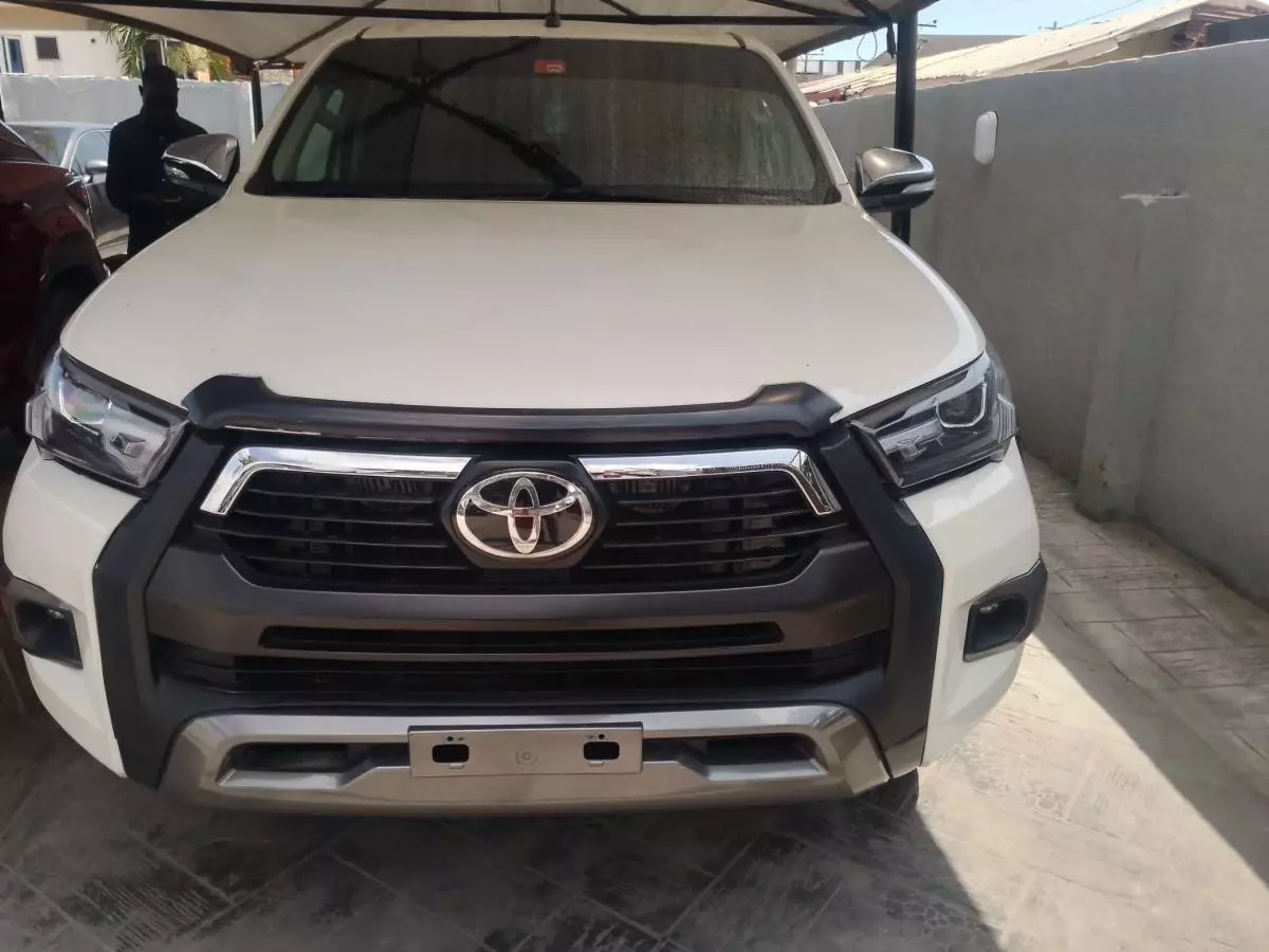 Toyota Hilux   - 2016