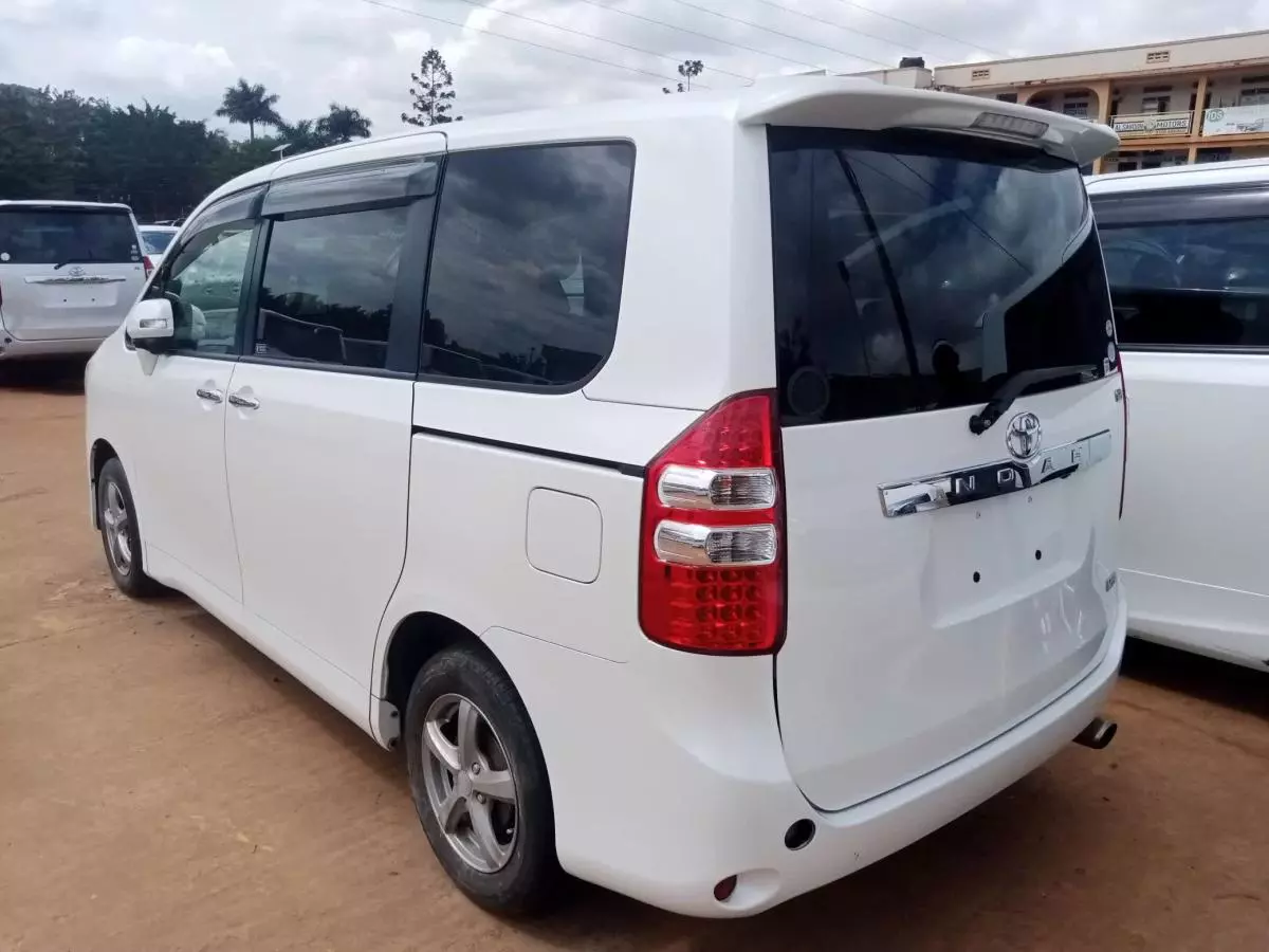 Toyota Noah   - 2011