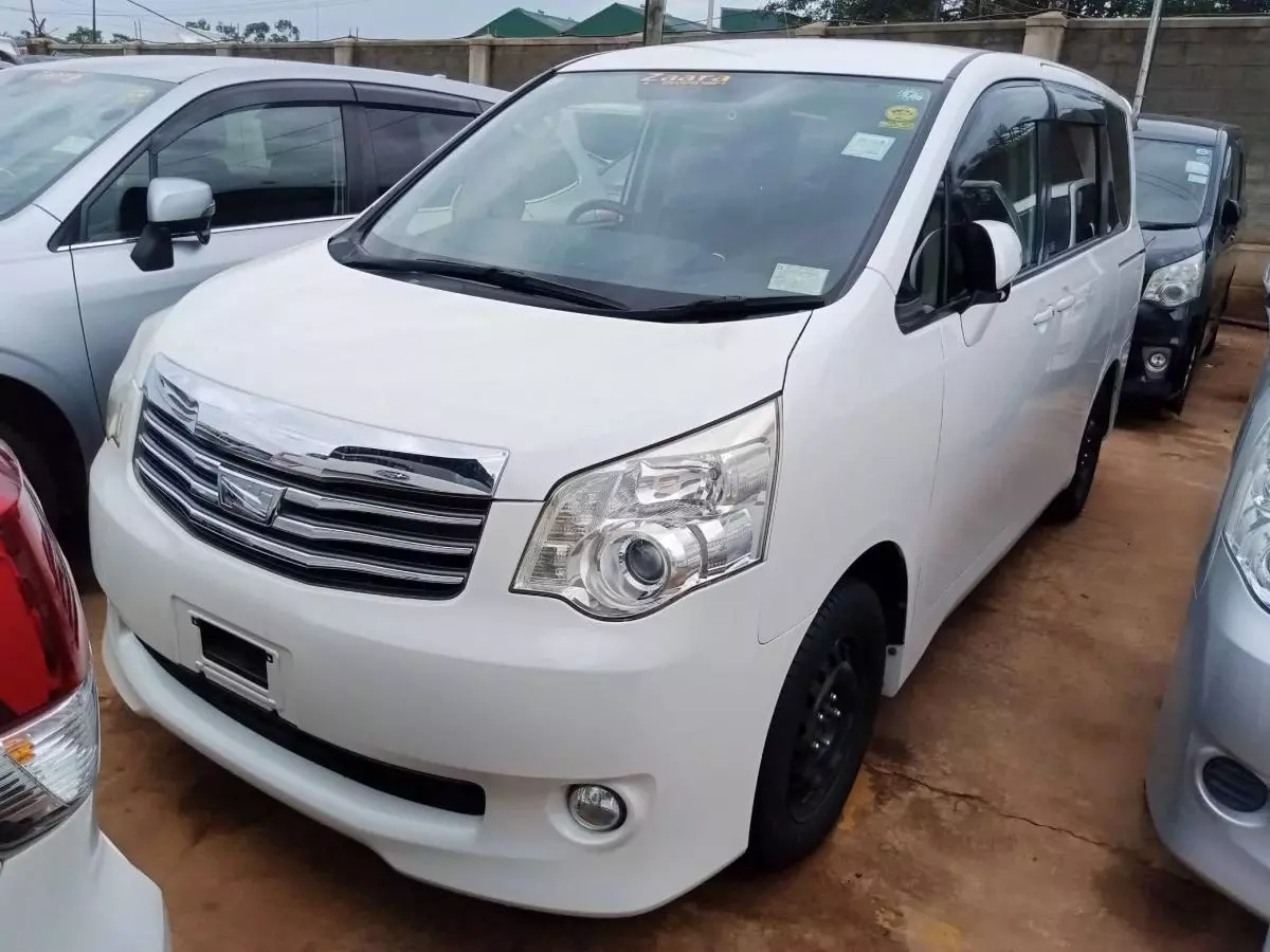 Toyota Noah   - 2011